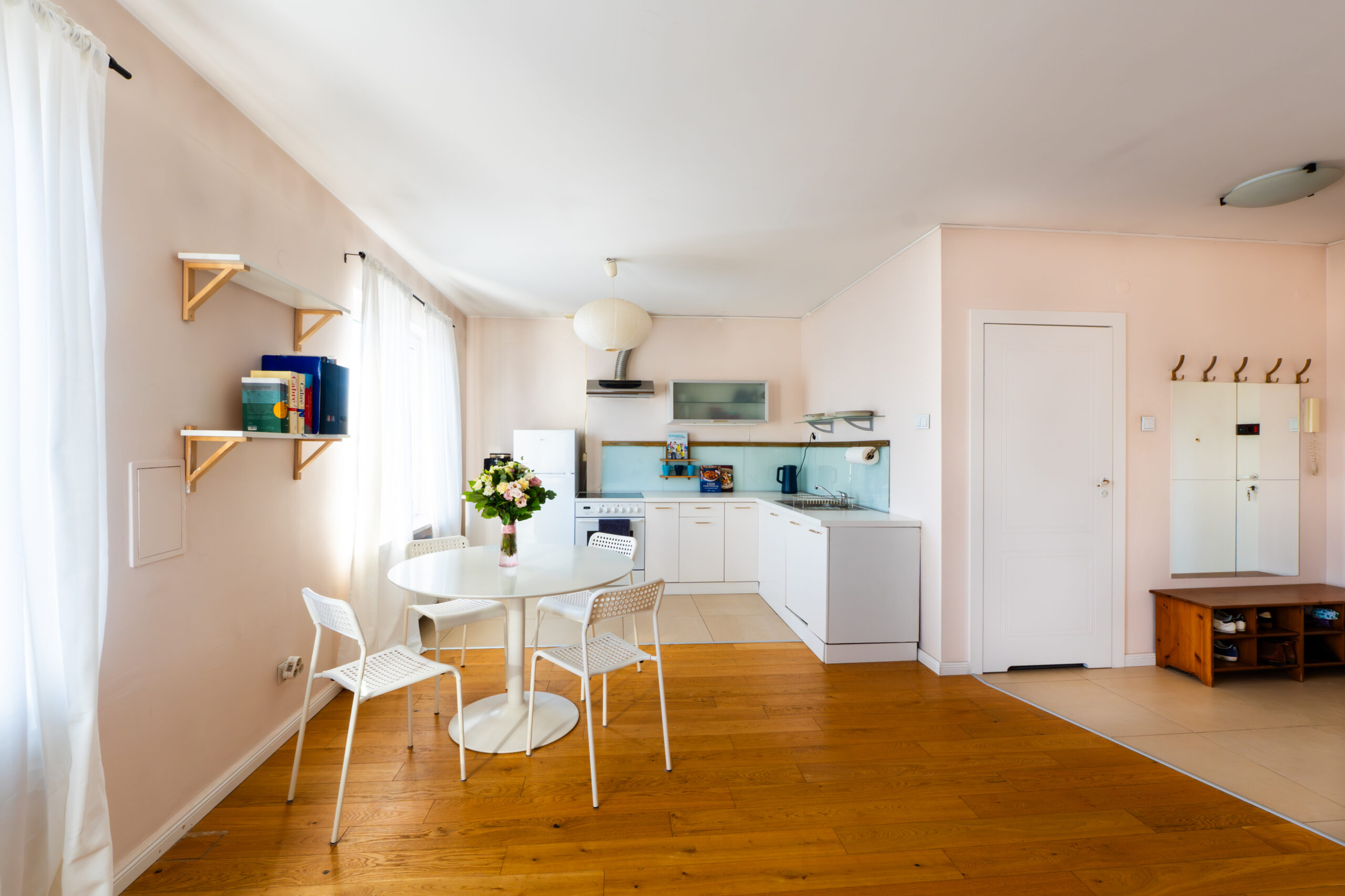 Klimatyczne 2 pokojowe mieszkanie w kamienicy na Starej Ochocie.