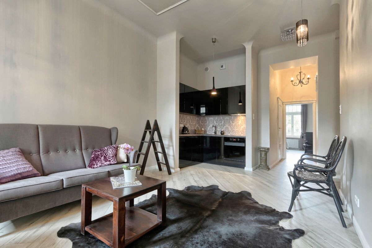 Klimatyczne mieszkanie w kamienicy Hoża 50.